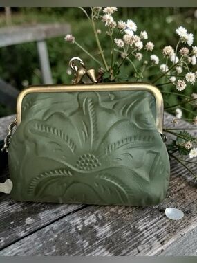 Patricia Nash Borse tooled embossed  sage green Leather kiss lock coin pouch NWT